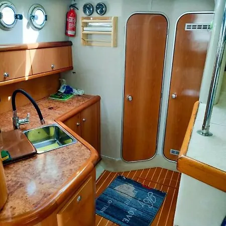 Úszó hotel Yacht Sealine Cannes