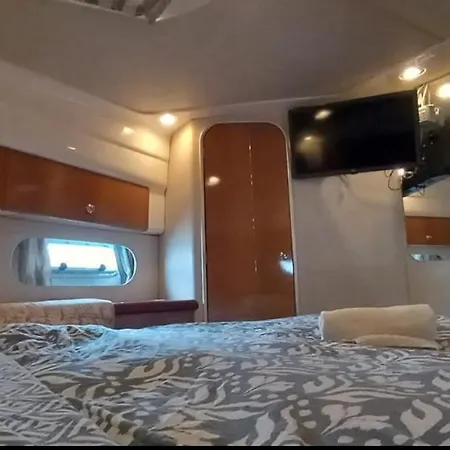 Yacht Sealine Úszó hotel