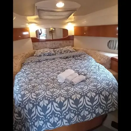 Yacht Sealine Úszó hotel Cannes